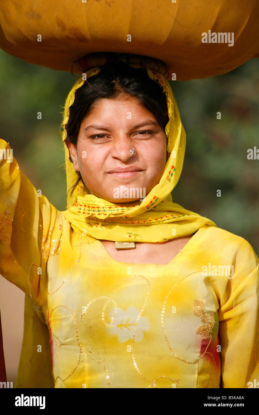 Rajastani junge Frau, die Container für Landwirtschaft in Indien Pushkar Blume Stockfoto