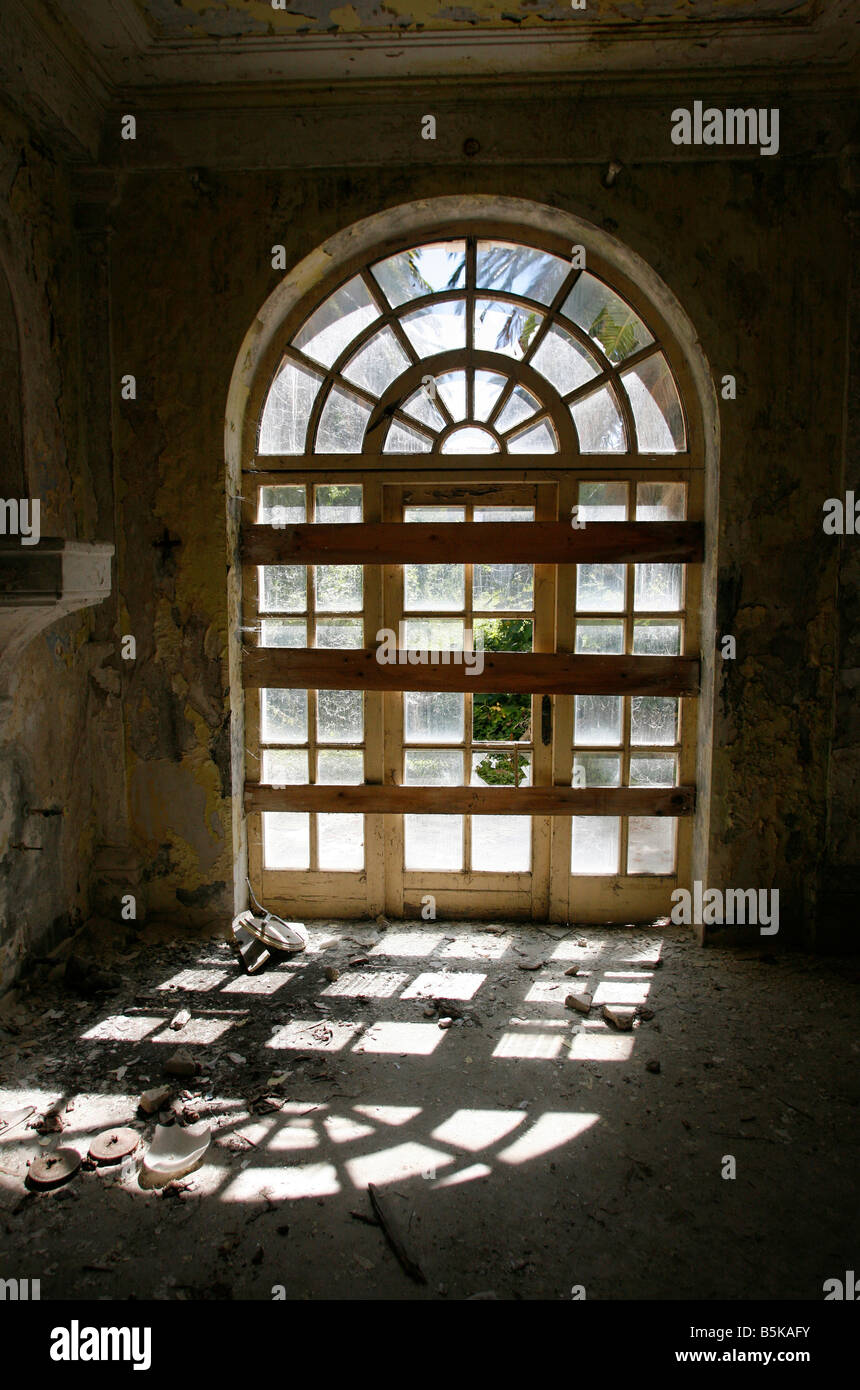 Tür-Fenster-Eingang in einem verlassenen Hotel nach dem Krieg in Kroatien Stockfoto