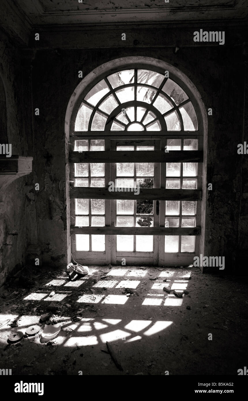 Tür-Fenster-Eingang in einem verlassenen Hotel nach dem Krieg in Kroatien Stockfoto