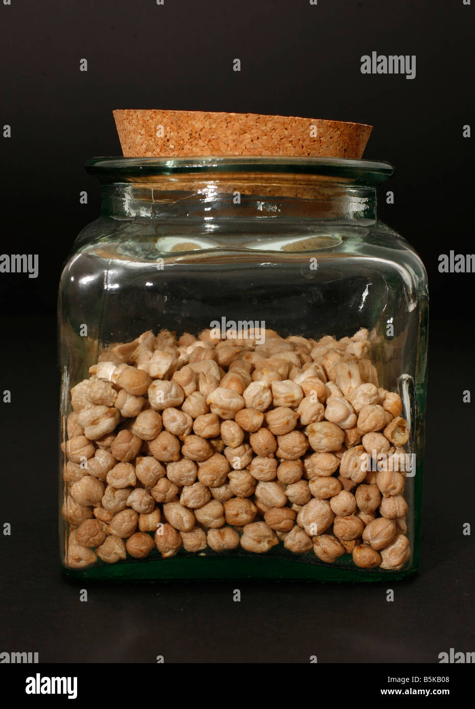 Anzeige der Kichererbsen in transparentem Glas Stockfoto