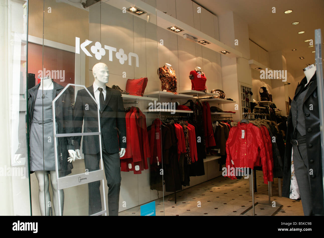 Koton türkische Kleidung Outlet auf der Istiklal Caddesi, Istanbul, Türkei  Stockfotografie - Alamy