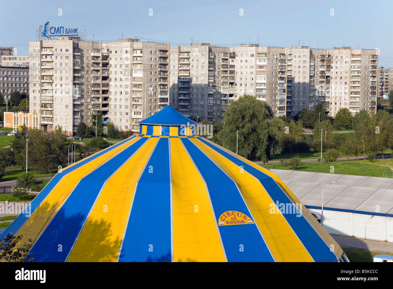 Russland, Kaliningrad, Königsberg, russische Zirkus hoch oben unter Sowjet-Ära Hochhäuser Stockfoto