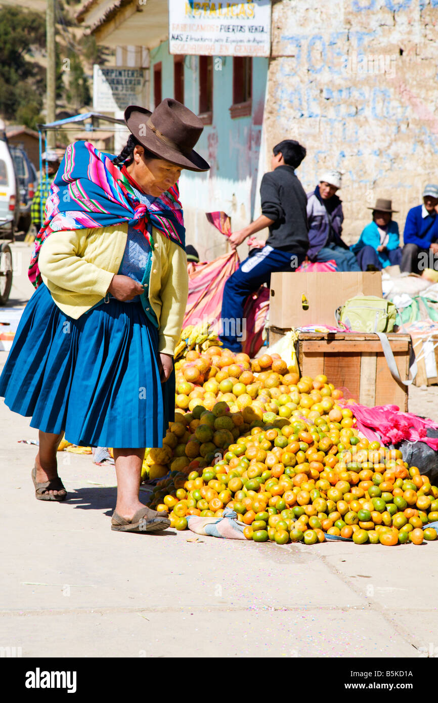 Sonntagsmarkt in einem peruanischen Dorf Stockfoto