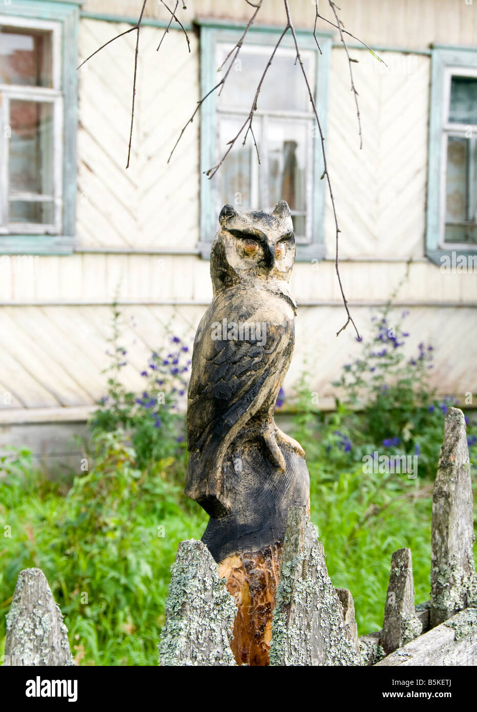 Handgefertigte Eule Figur, Somino Dorf, Gebiet Leningrad, Russland Stockfoto