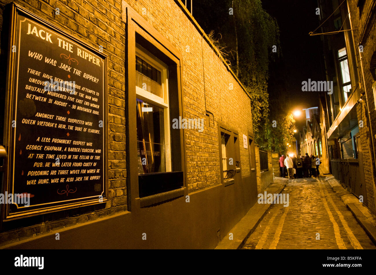 Eine geführte Tour in einer Gasse vor The White Hart Pub wo Jack The Ripper lebte in East London Stockfoto