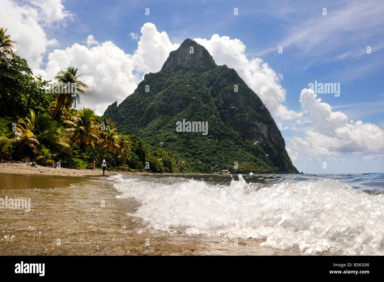 EIN BLICK AUF DEN BERG PETIT PITON VOM STRAND IN DER NÄHE VON SOUFRIÈRE, ST. LUCIA Stockfoto