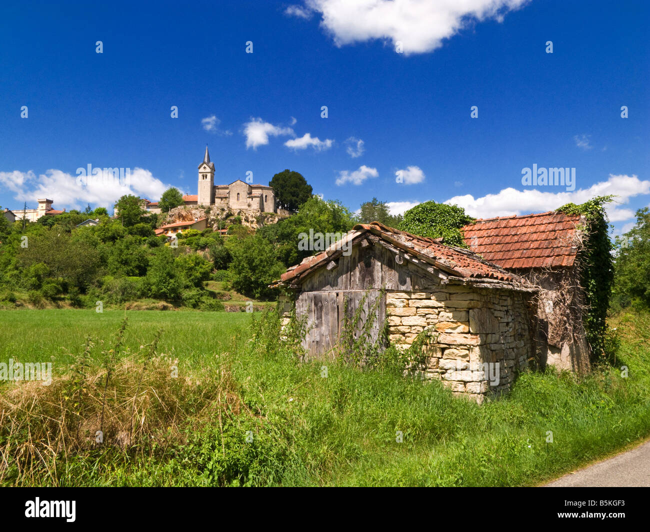 Alte Stein Scheunen und Kirche im französischen Dorf von Lacapelle-Livron, Tarn et Garonne, Frankreich Europa Stockfoto