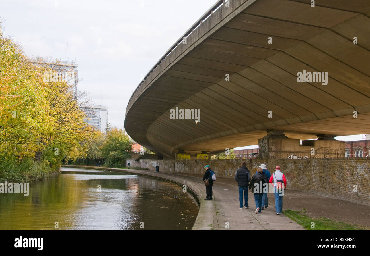 Der Grand Union Canal und A40 Road in London Stockfoto
