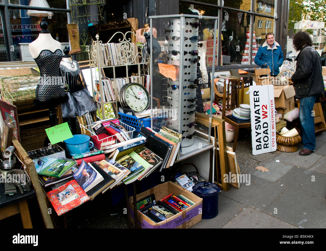 Eine Straße stand an der Portobello Market London Notting Hill Stockfoto