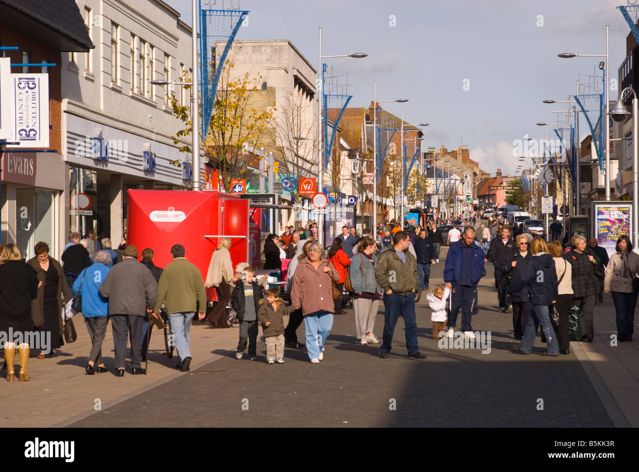 Shopper in der geschäftigen uk High Street in Lowestoft, Suffolk, Uk Stockfoto