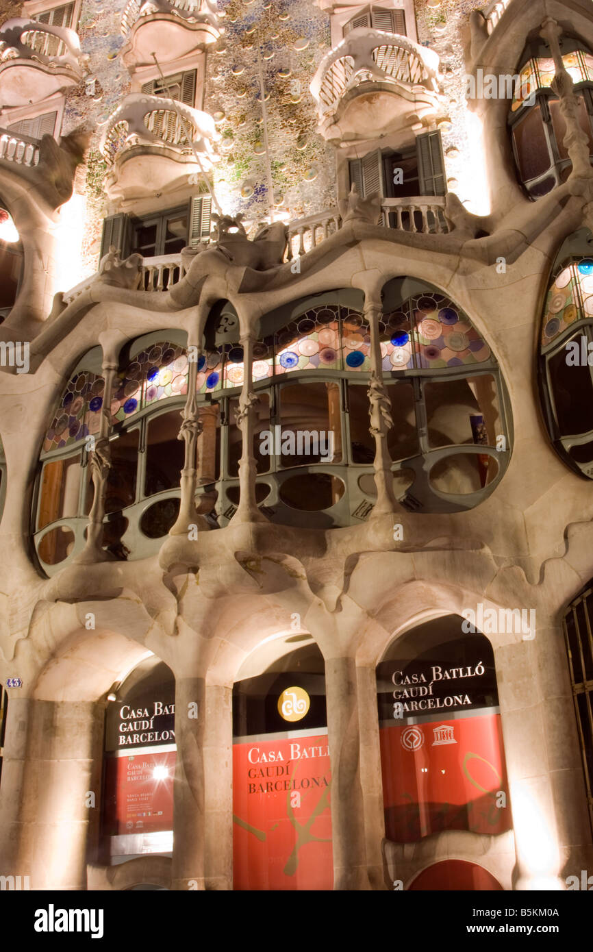 Casa Batllo Barcelona Spanien Bizzar Schornsteine Die Das Dach Dieses Gebaudes Von Gaudi Entworfen Zu Schmucken Die Drachen Zuruck Haus Stockfotografie Alamy alamy