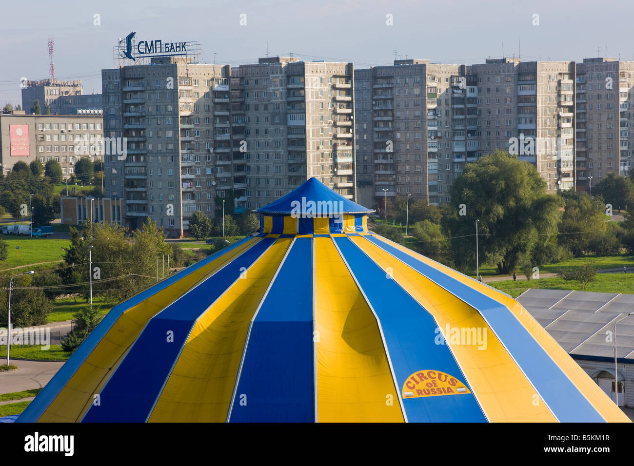 Russland, Kaliningrad, Königsberg, russische Zirkus hoch oben unter Sowjet-Ära Hochhäuser Stockfoto