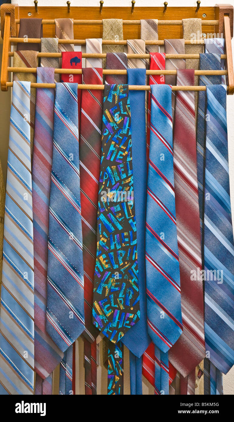 Auswahl an bunten Krawatten auf hölzernen Tie rack Stockfoto
