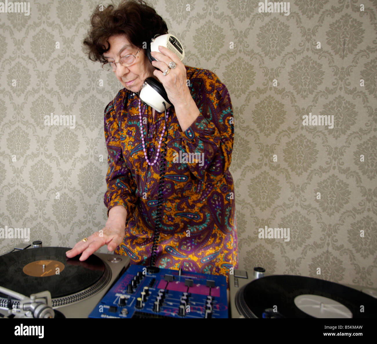 sehr funky ältere Oma dj gehen Dame Stockfoto