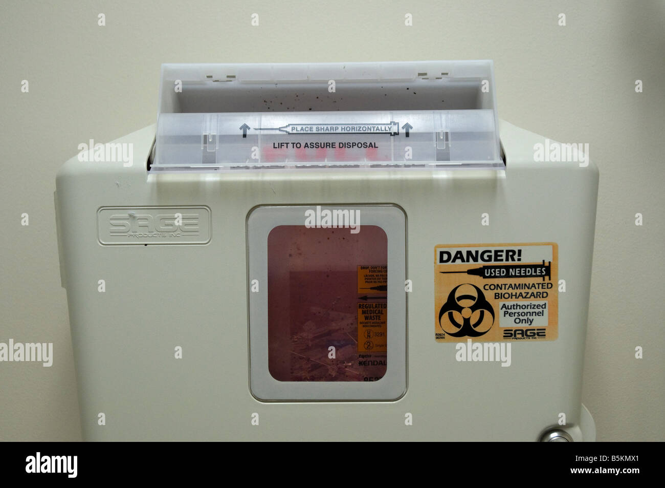 kontaminierte Biohazard Behälter in einem Raum ärztliche Untersuchung Stockfoto