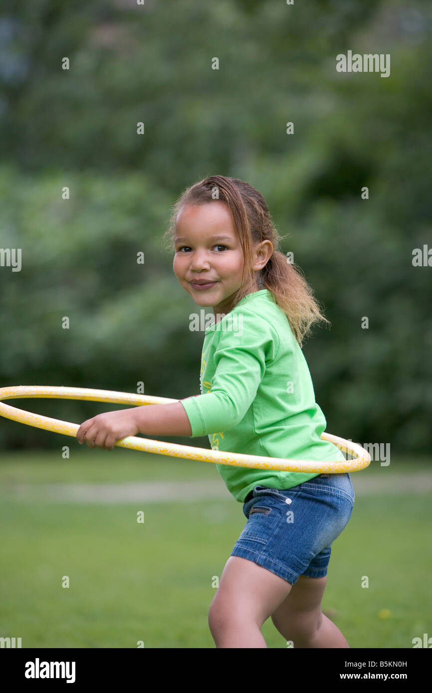 Mädchen mit einem Hula-Hoop Stockfoto