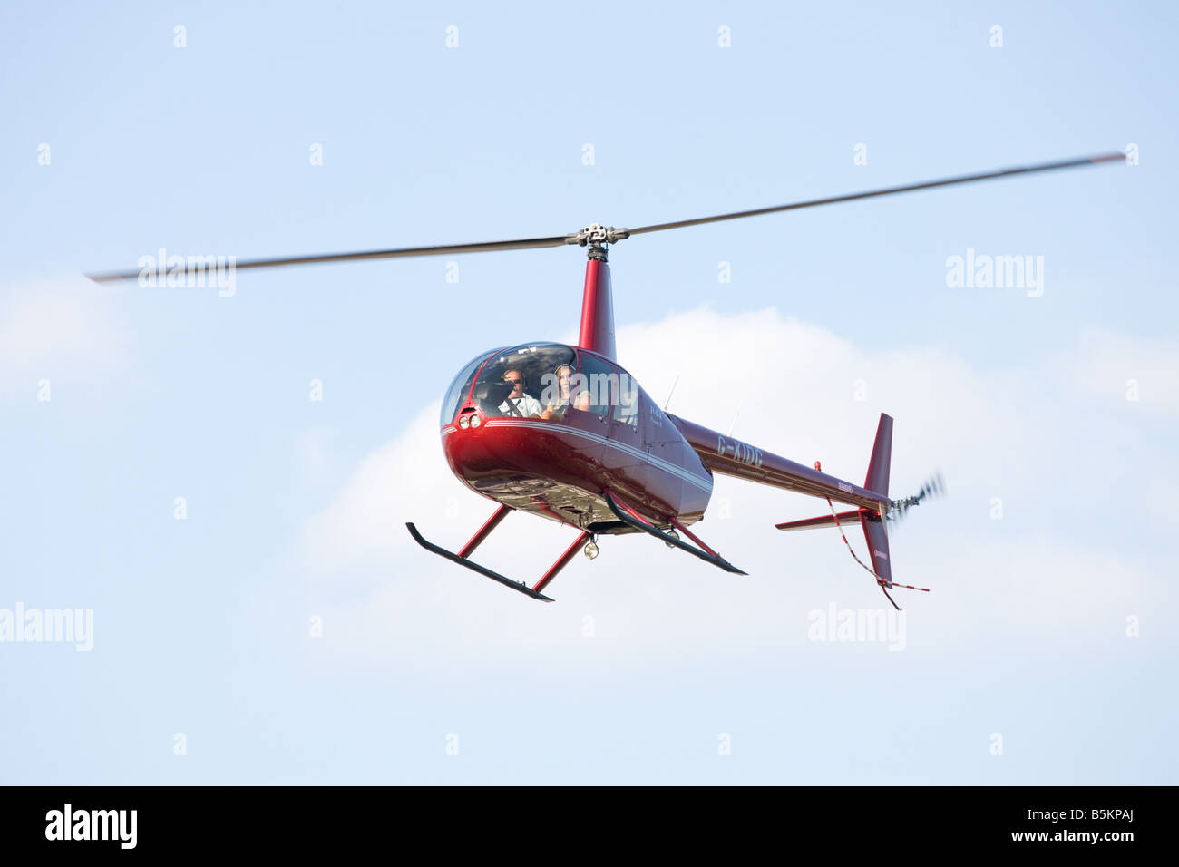 Robinson r-44 Raven 11 G-KIDG im Endanflug auf Sandtoft Flugplatz landen Stockfoto