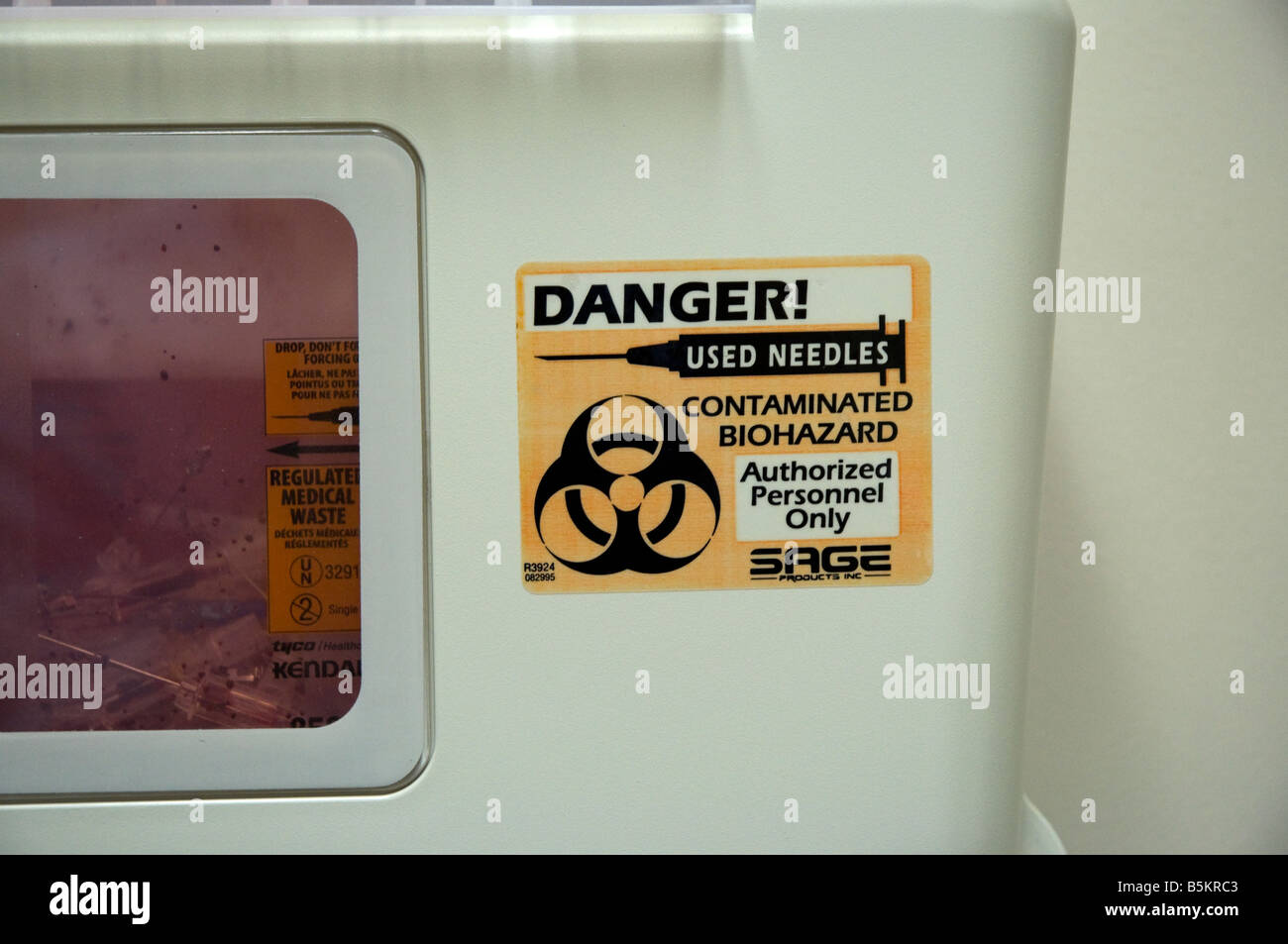 kontaminierte Biohazard Behälter in einem Raum ärztliche Untersuchung Stockfoto