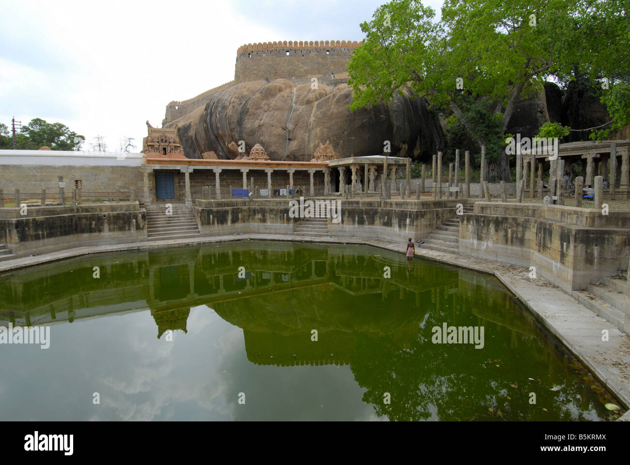 TEMPEL UND TEICH AM THIRUMAYAM FORT IN DER NÄHE VON THANJAVUR TAMILNADU Stockfoto