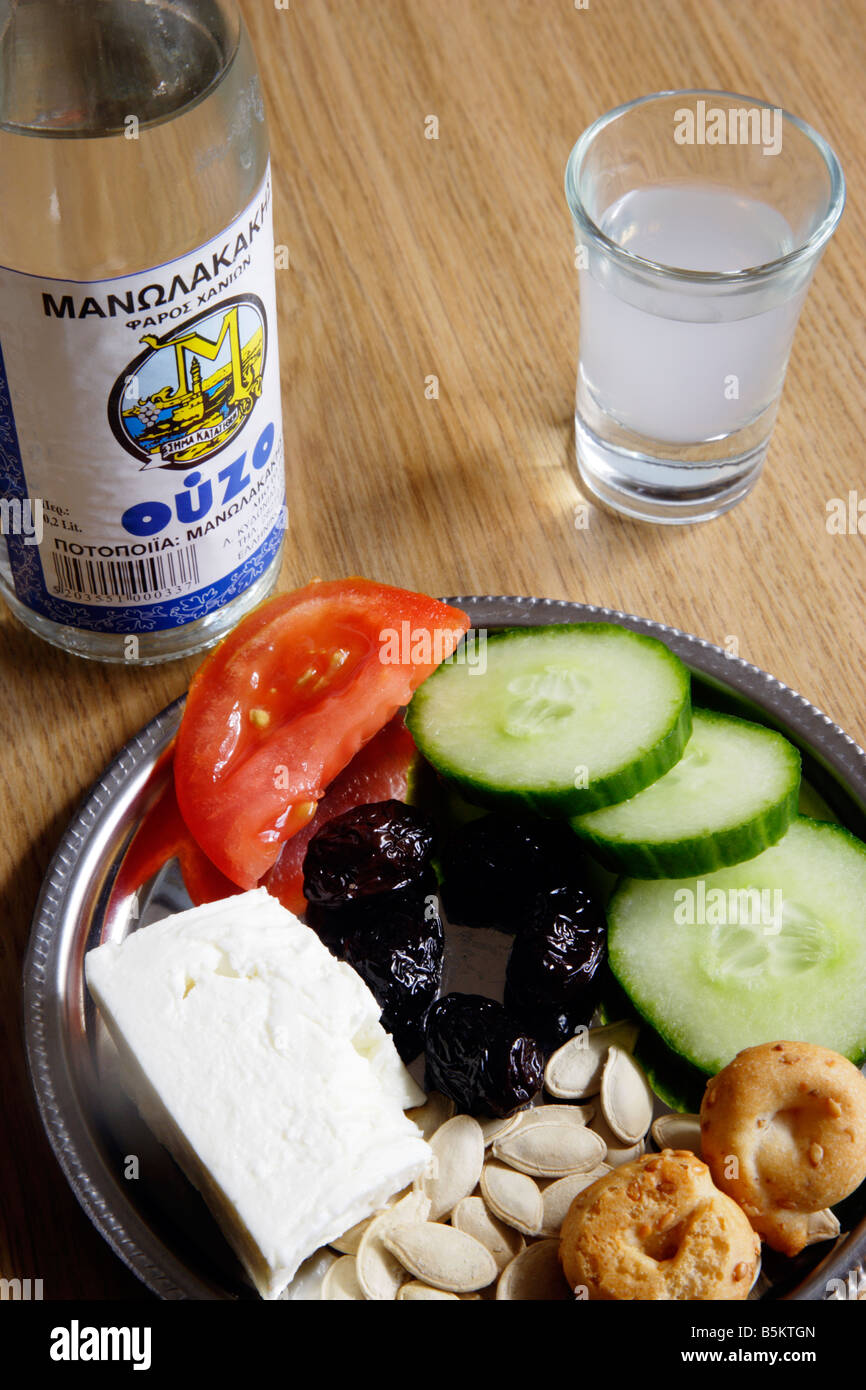Legendäre griechische Speisen und Getränke Ouzo und Meze Chania-Kreta-Griechenland Stockfoto
