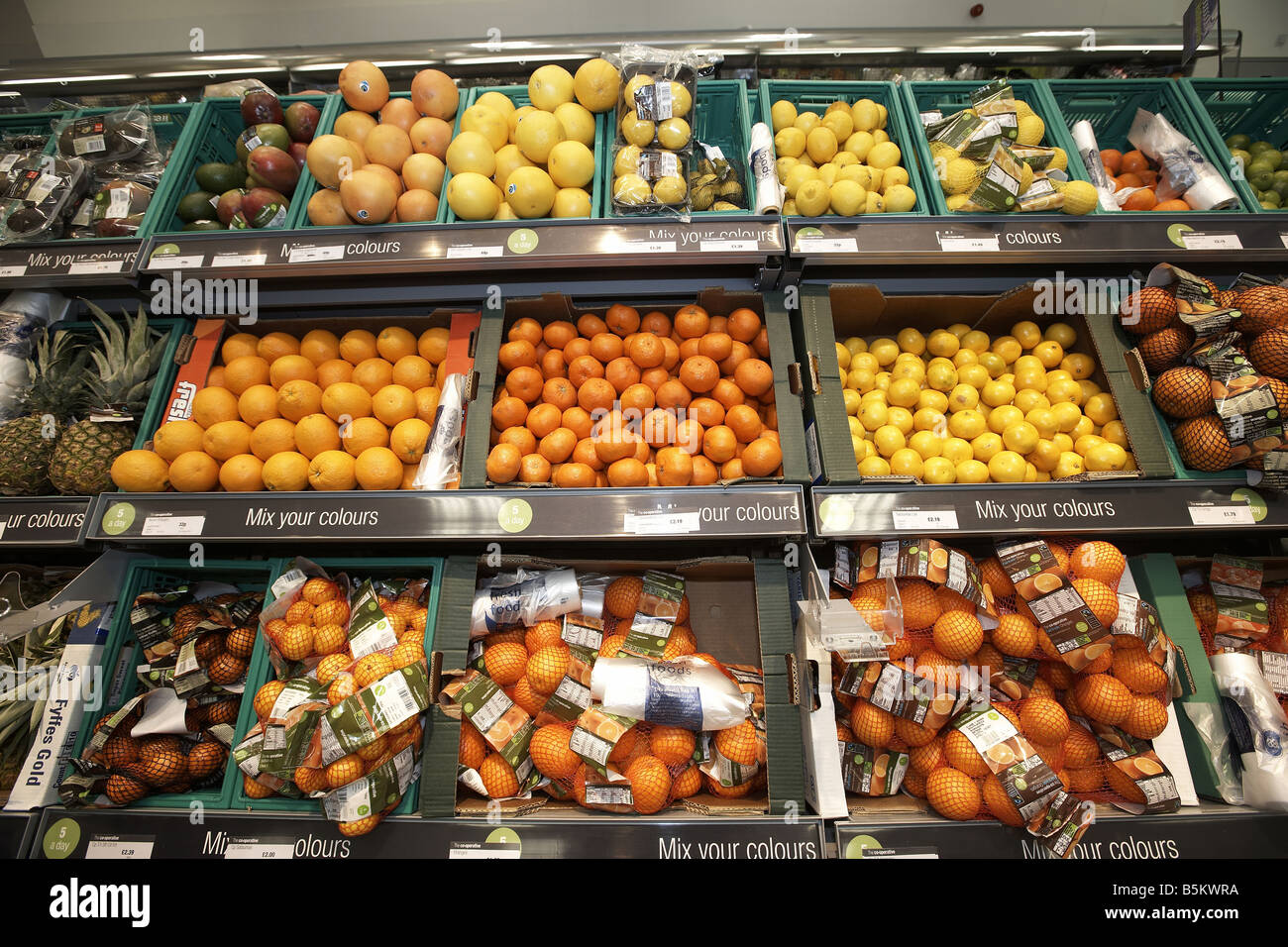 Obst im Supermarkt Stockfoto