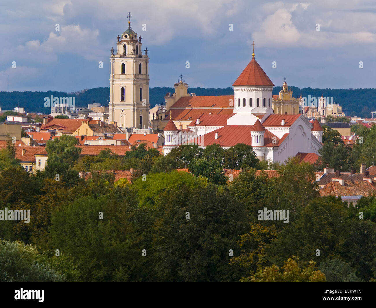 Baltikum, Litauen, Vilnius, erhöhten Blick auf die Stadt Russisch orthodoxe Kirche der Heiligen Muttergottes Stockfoto