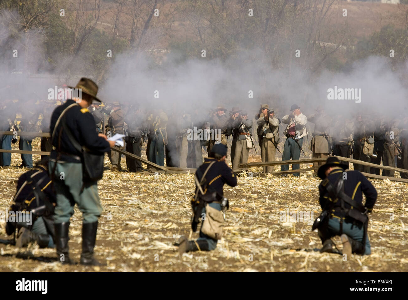 Konföderierte Soldaten schießen auf Unionssoldaten Stockfoto