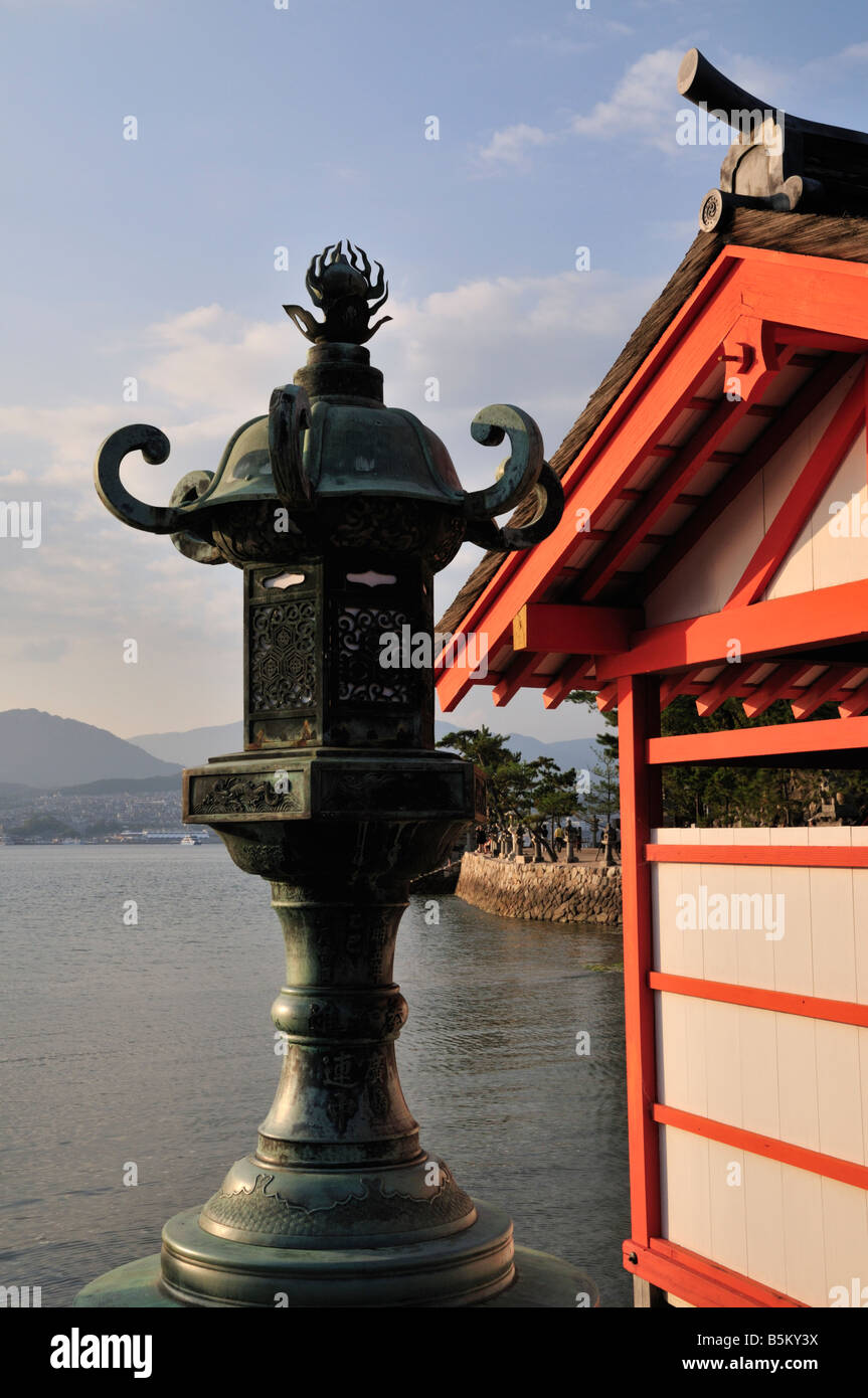 Laterne auf Pier am Itsukushima-Schrein, Miyajima, Japan Stockfoto