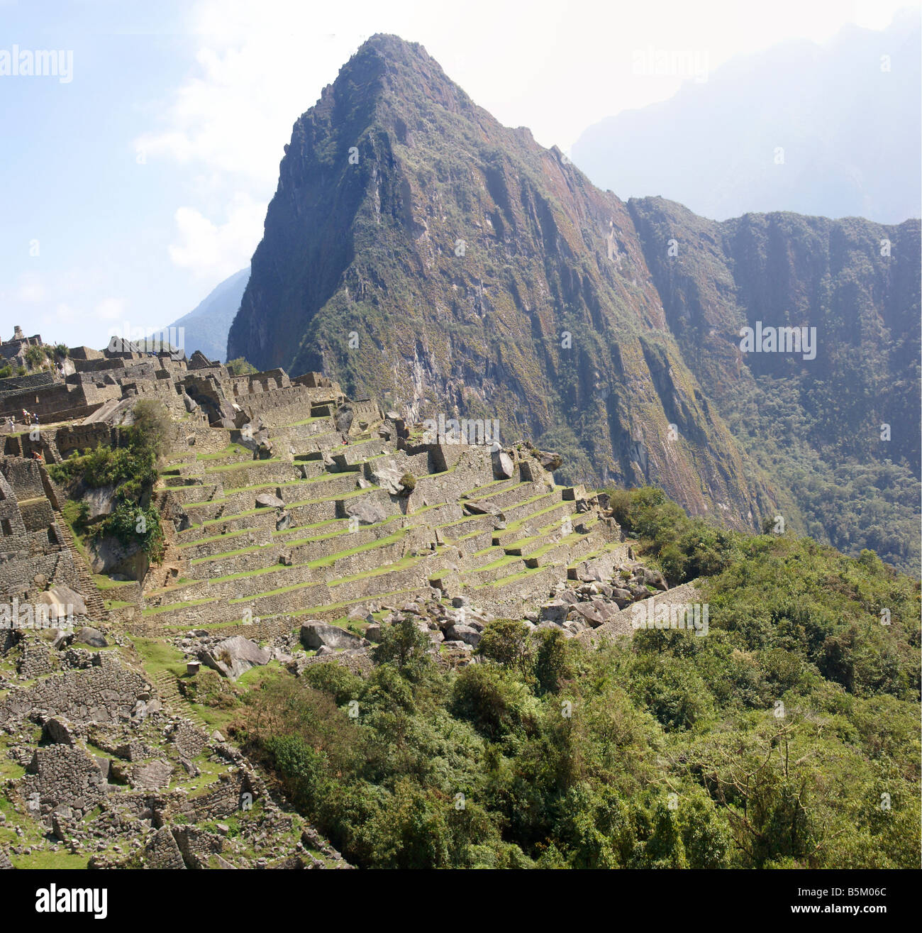 Huayna Picchu Berg mit Blick auf Inka Ruinen Machu Picchu Peru Südamerika Stockfoto