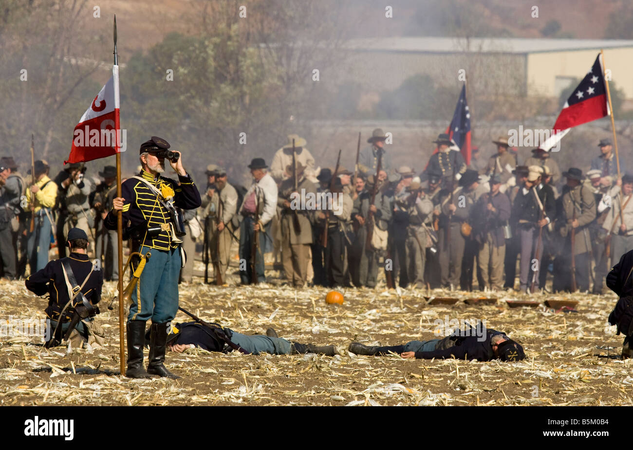 Union Bugler Blick durch das Fernglas & gefallenen Soldaten Stockfoto