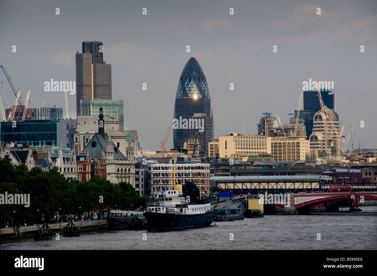 Swiss Re City of London Abend untergehende Sonne Reflexion Sonne hinunter Stockfoto