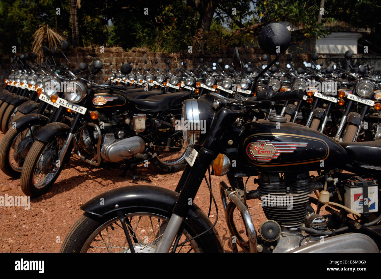 Reihen von Royal Enfield Bullet Motorräder vor dem Start der IndiEnduro Motorrad-Rallye von Anjuna Goa, Cochin, Indien Stockfoto