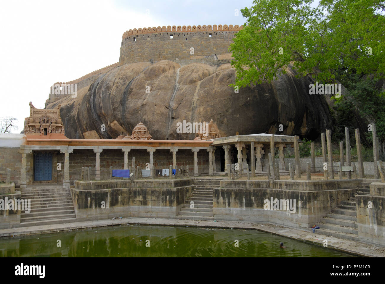TEMPEL UND TEICH AM THIRUMAYAM FORT IN DER NÄHE VON THANJAVUR TAMILNADU Stockfoto