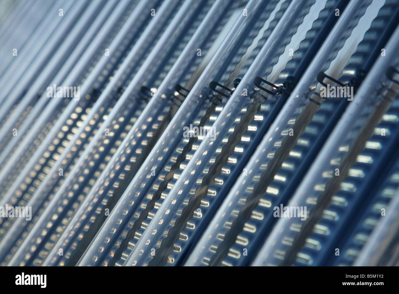 Nahaufnahme von thermischen Solarkollektoren zur Warmwasserbereitung und Heizungsunterstützung Stockfoto