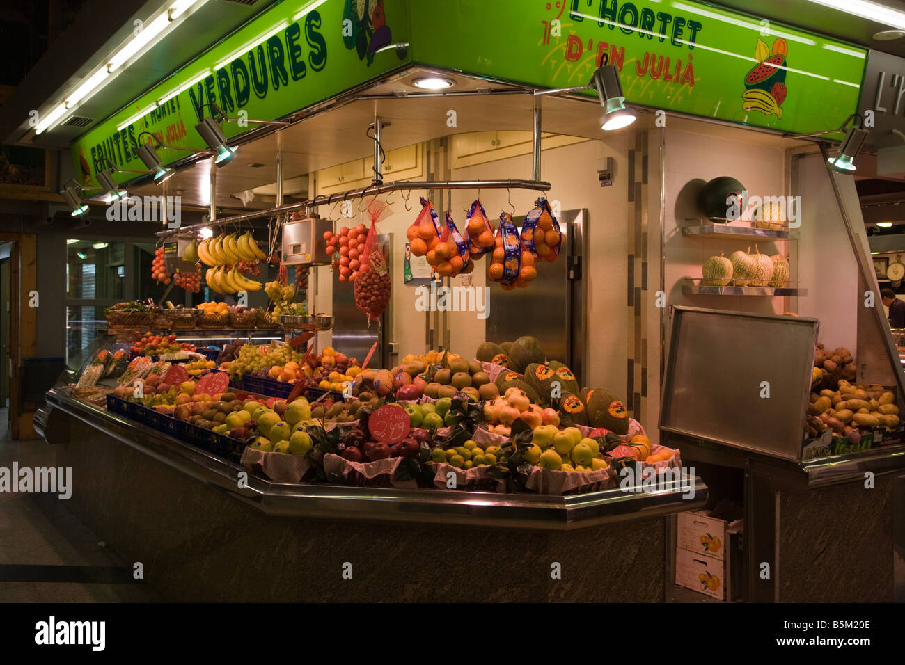 Obst und Gemüse Stand auf dem Mercat Santa Caterina in Barcelona Stockfoto