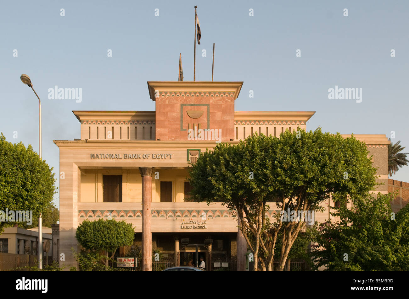 Außenansicht der NBE "Nationalbank von Ägypten" in Luxor, der ältesten und größten Bank Ägyptens Stockfoto