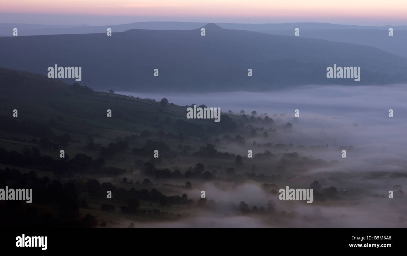 Morgengrauen-Landschaft mit Blick auf Hügel, Sieg von Mam Tor in der englischen Peak District National Park mit Morgennebel Stockfoto