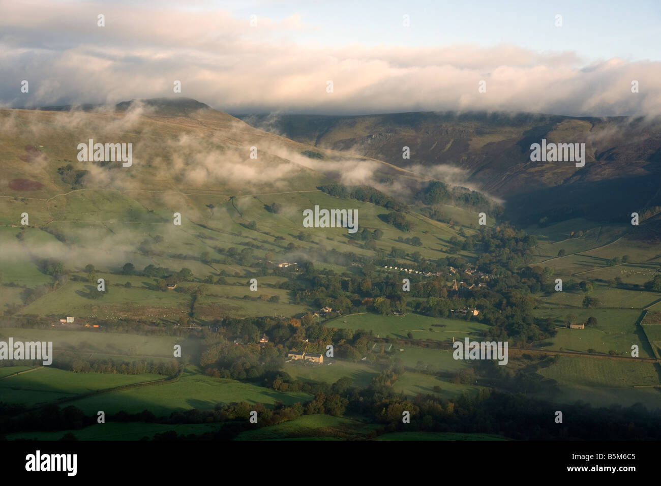 morgendliche Aussicht von Mam Tor über Edale im englischen Peak District mit niedrigen Wolken Stockfoto