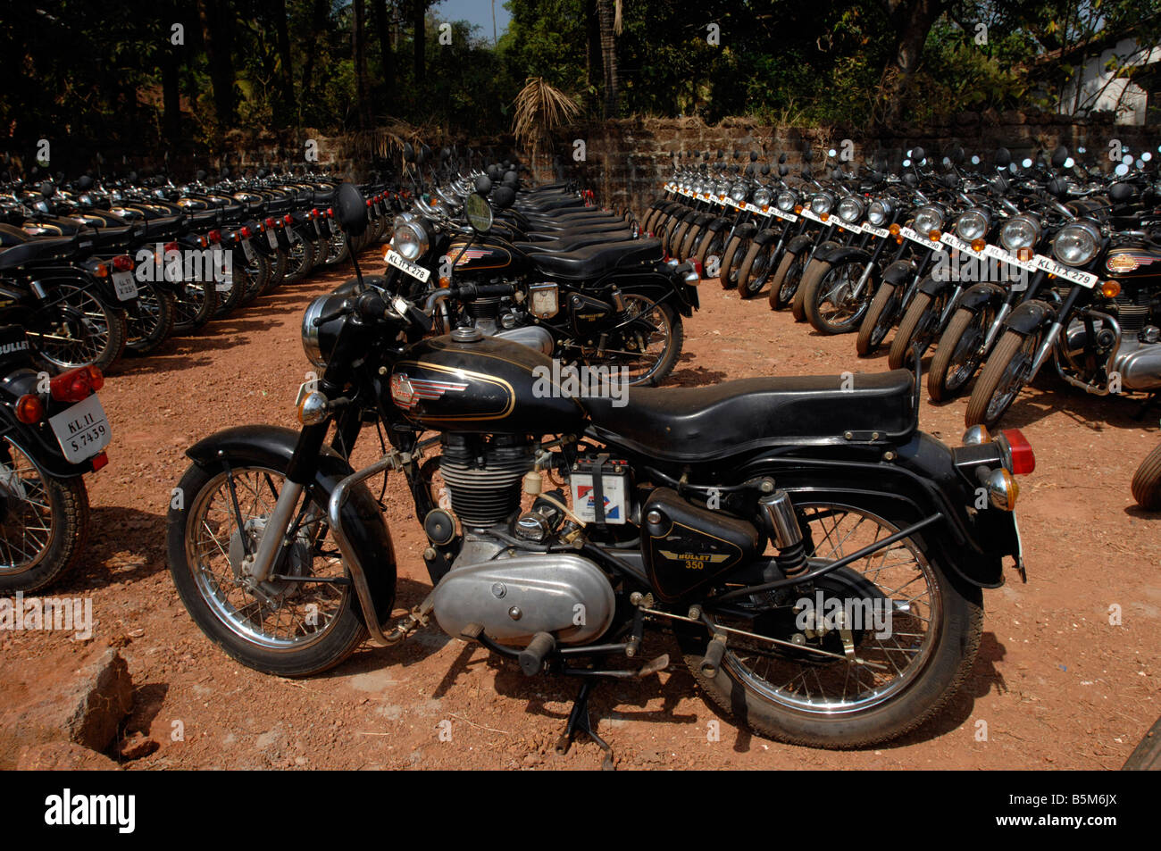 Reihen von Royal Enfield Bullet Motorräder vor dem Start der IndiEnduro Motorrad-Rallye von Anjuna Goa, Cochin, Indien Stockfoto