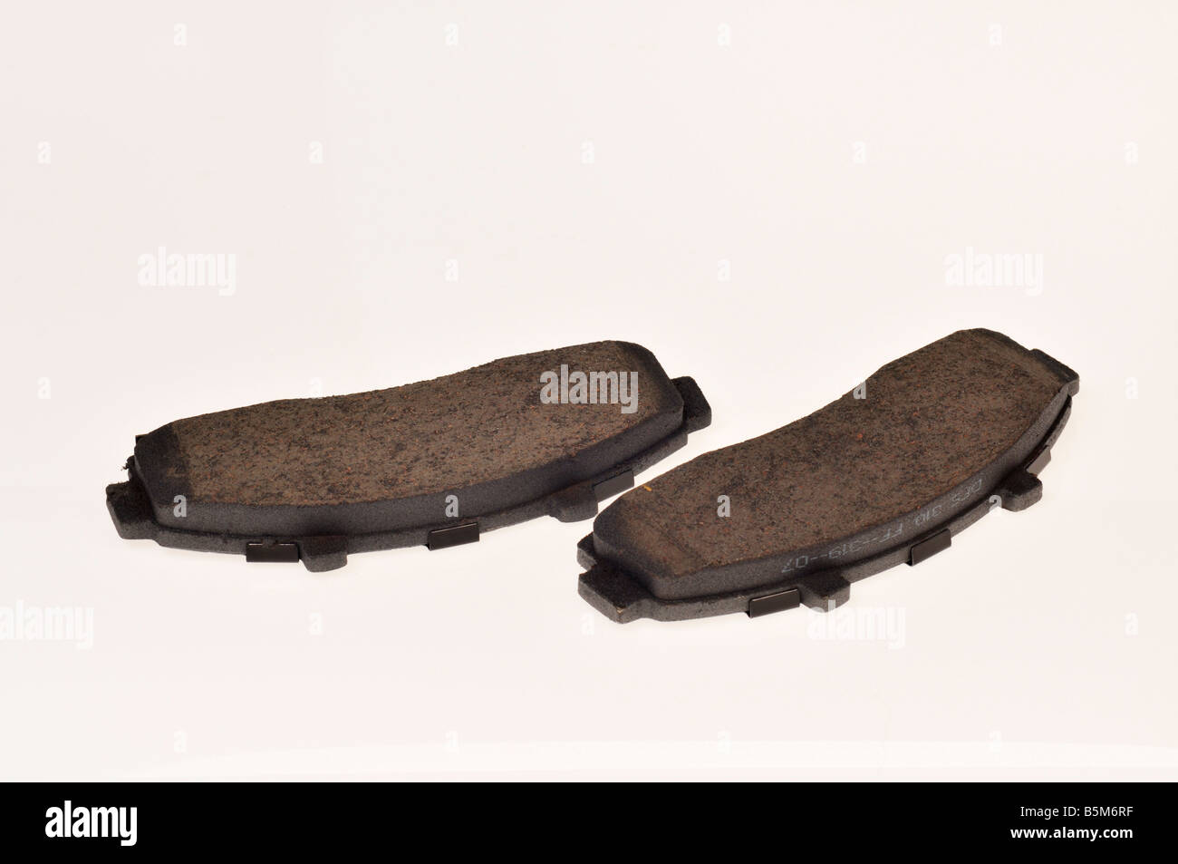 Paar von automotive Scheibenbremsbeläge auf weißem Hintergrund Stockfoto