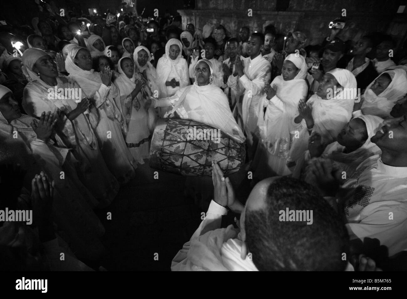 äthiopische Pilger in der äthiopischen Kirche in Jerusalem auf das heilige Feuer Samstag Stockfoto