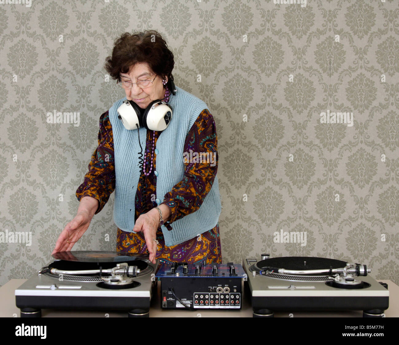 sehr funky ältere Oma dj gehen Dame Stockfoto