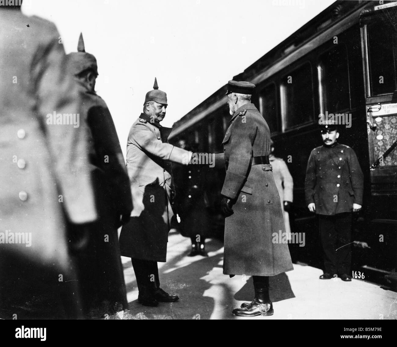 1 H73 F1918 3 Hindenburg begrüßt Prinz Heinrich 1918 Hindenburg Paul von Field Marshal ab 1925 Reich Präsident Imperial Presi Stockfoto