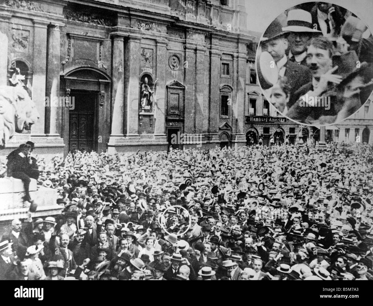 1 H76 F1914 10 Hitler unter Menschenmassen München 1914 Hitler Adolf Dictator NSDAP 1889 1945 Hitler eingekreist und Detail in einer Menge von e Stockfoto