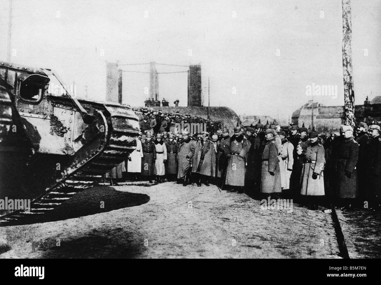 1 W46 F1917 17 E Wilhelm II prüft Kriegsbeute Foto Wilhelm II deutscher Kaiser 1888-1918 1859 1941 im ersten Weltkrieg 1914-18 der Stockfoto