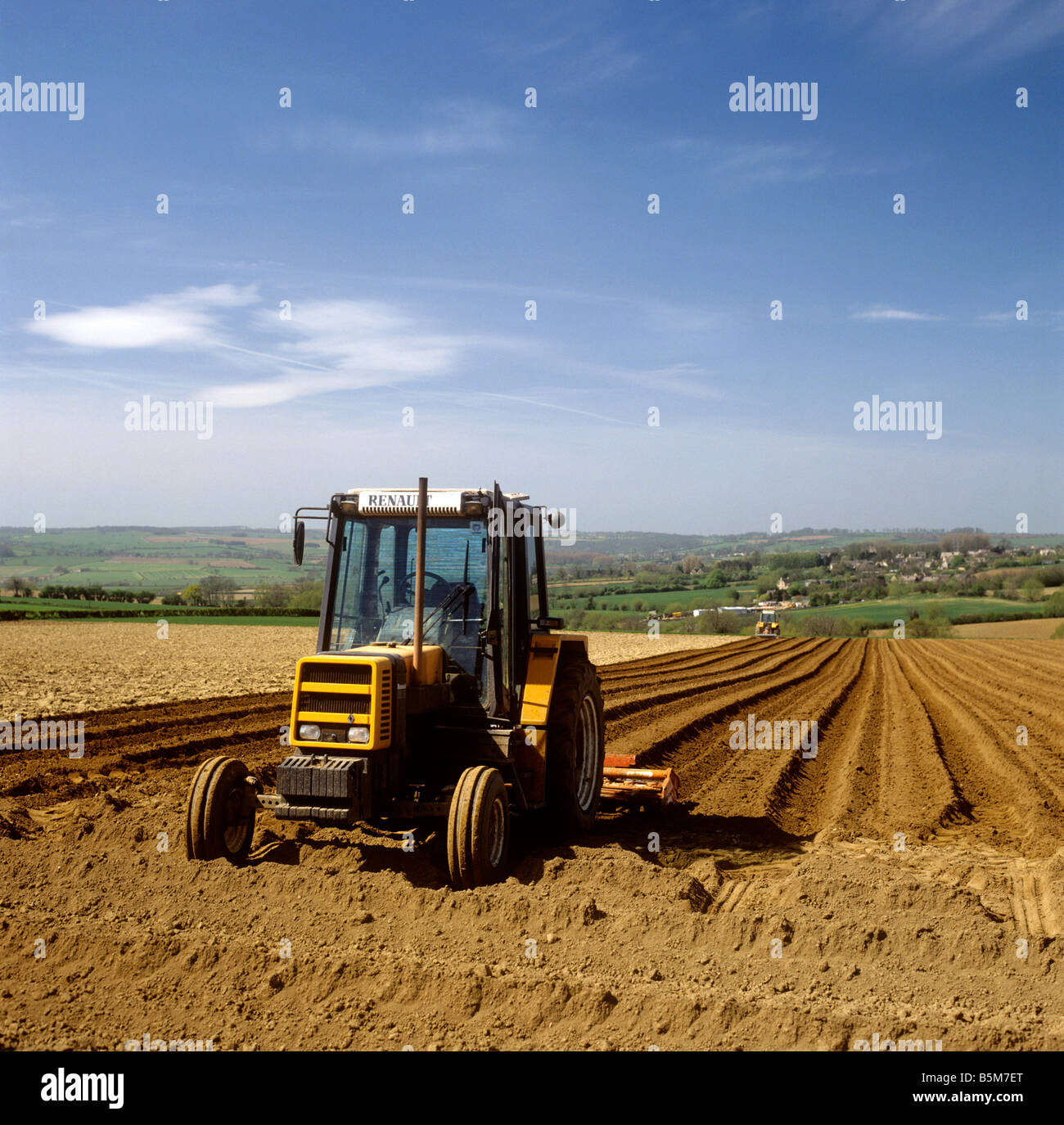 UK England Gloucestershire Landwirtschaft Renault Traktor Vorbereitung Feld für den Anbau in West Cotswolds Stockfoto