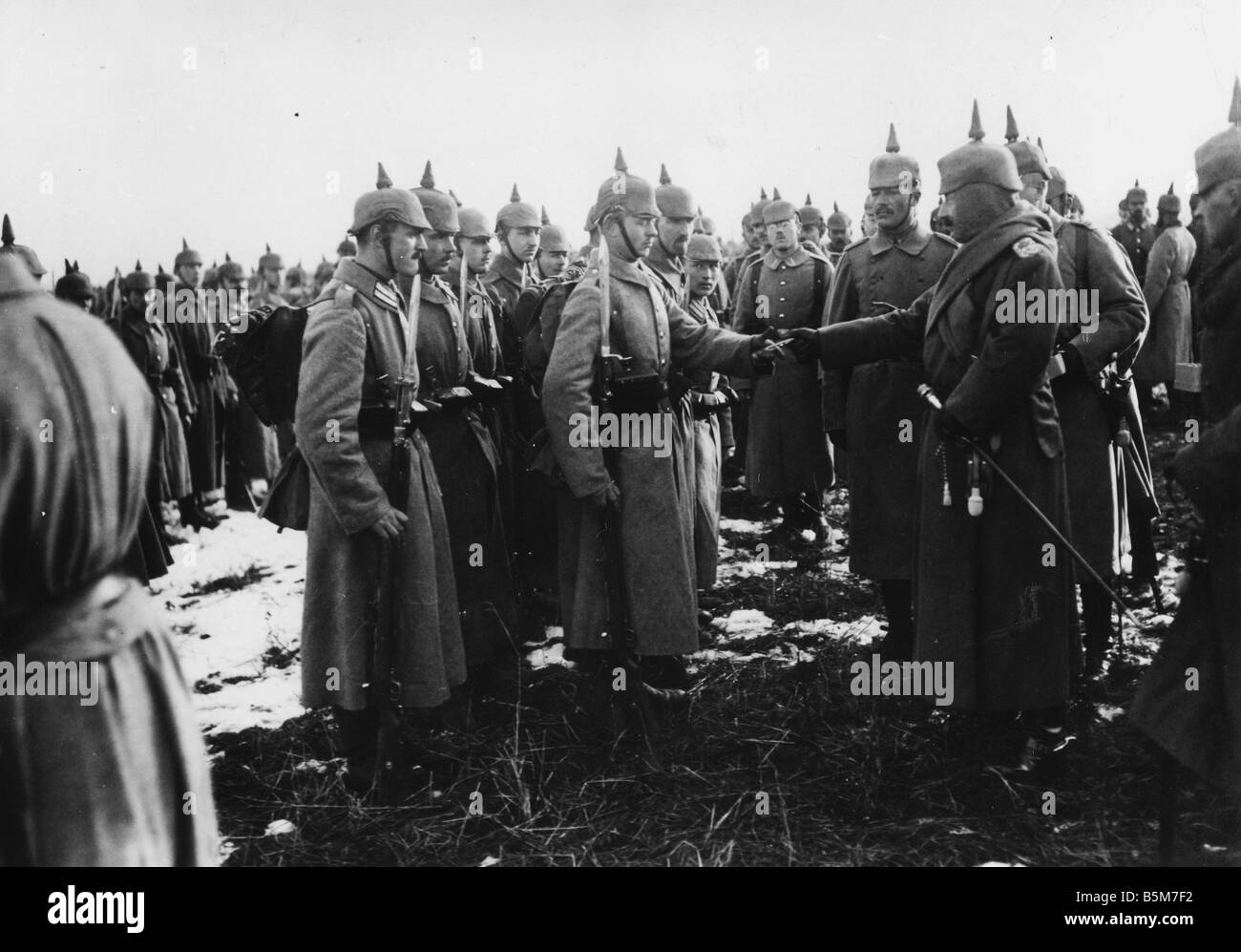 1 W46 F1917 5 E Wilhelm II dekorieren Soldaten 1917 Wilhelm II deutscher Kaiser König von Preußen 1859 1941 im ersten Weltkrieg bei Verdun Stockfoto