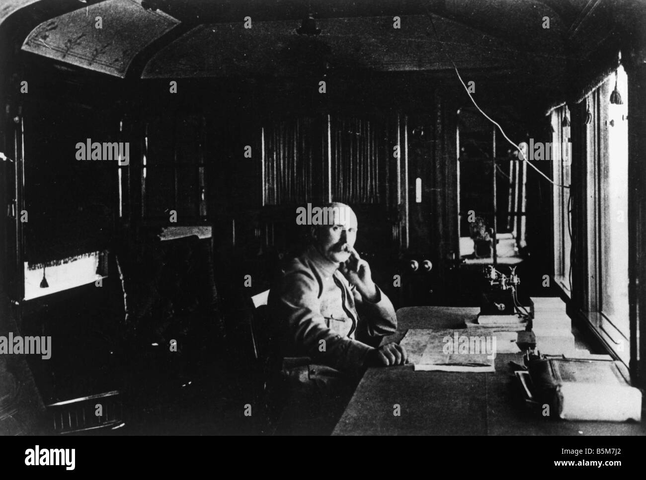 1FK 1101 F1916 E Petain in seinem Arbeitszimmer WW I 1916 Philippe Petain französischen Marschall und Politiker 1856 1951 Marschall Petain Comm Foto Stockfoto