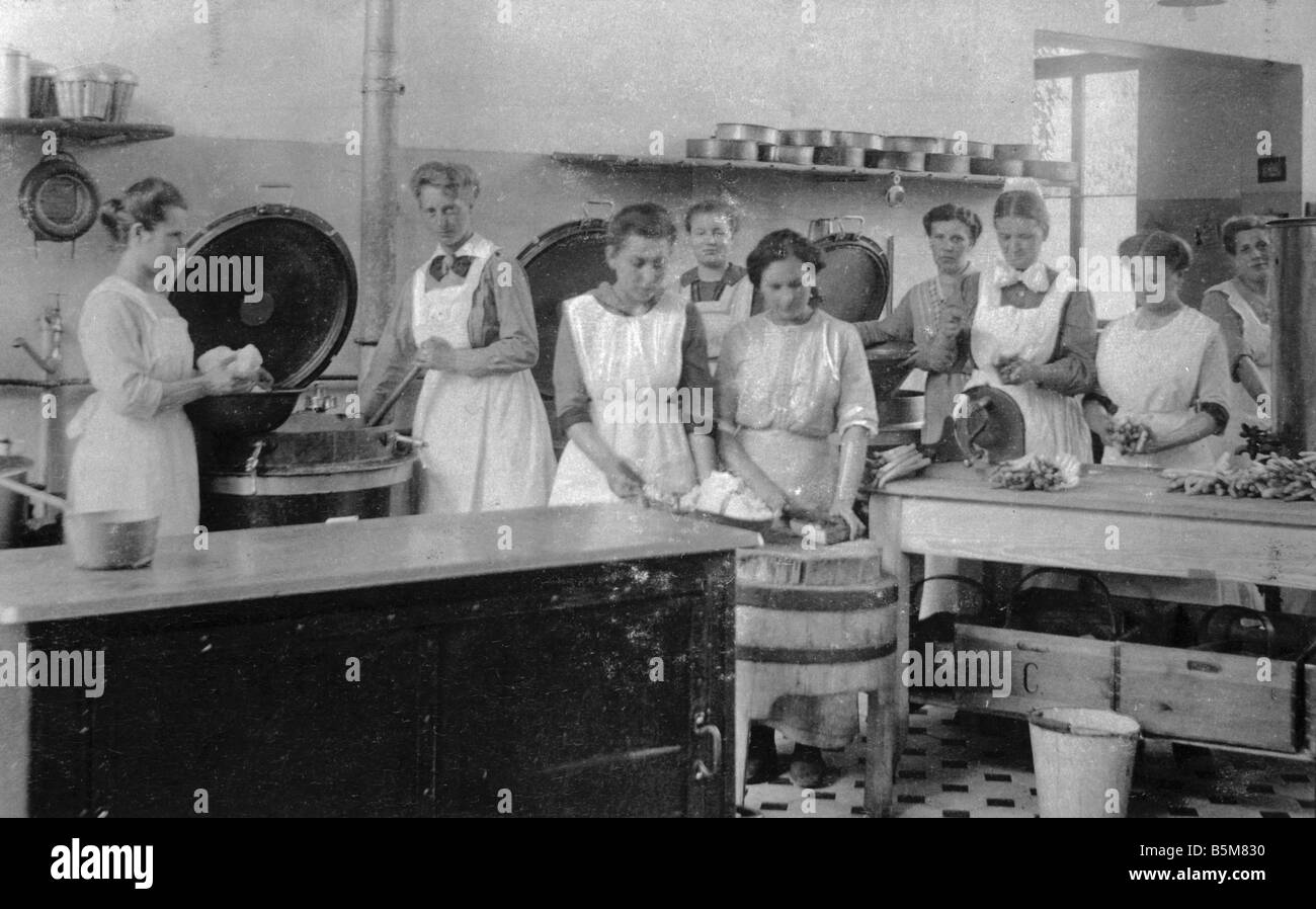 Küche in einem deutschen Lazarett Gastronomie Küche Küche in einem deutschen Lazarett während ersten Weltkrieges Foto 1917 Stockfoto