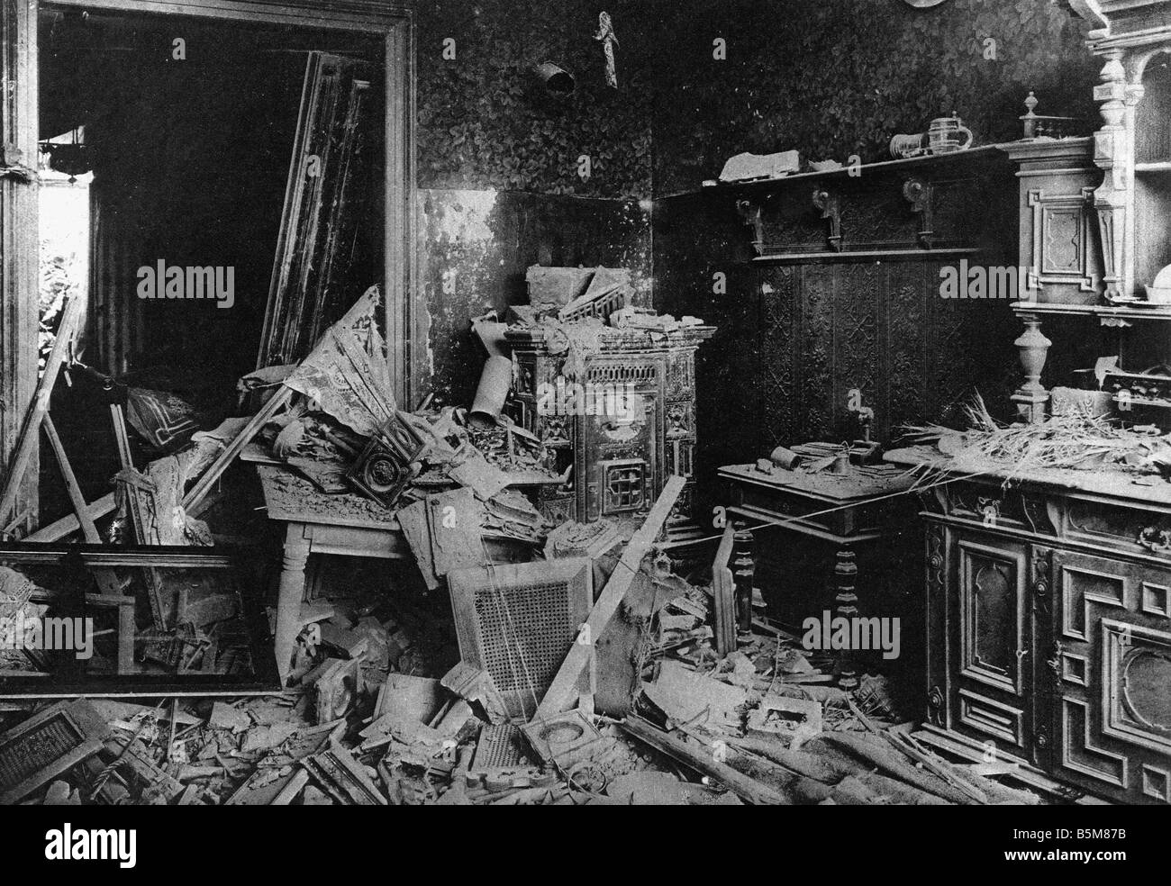 2 G55 B1 1918 4 Antenne Bombenangriff zerstörte Wohnung Frankfurt Geschichte WWI Luftkrieg Zerstörung einer Wohnung in Frankfurt am Main von Stockfoto